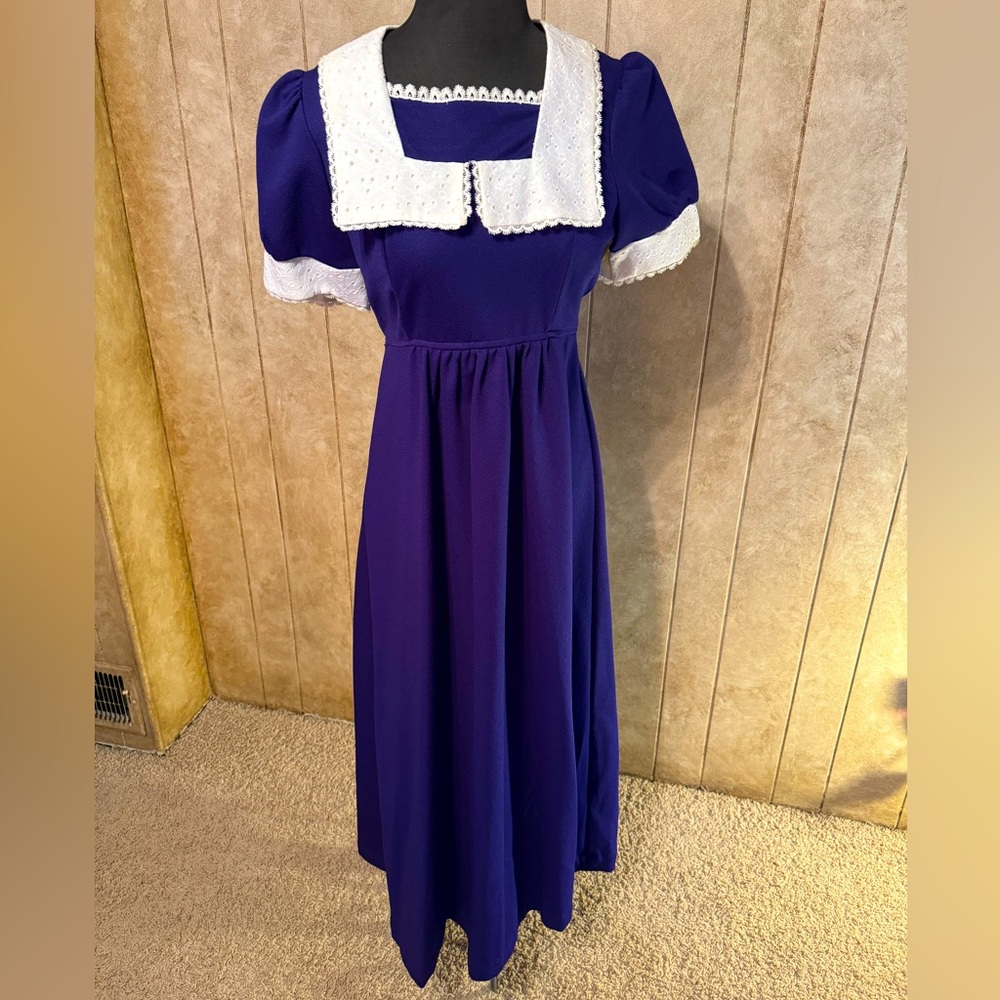 Vintage 70’s Purple Dress, White lace trim, puff sleeve, Zip and Tie back